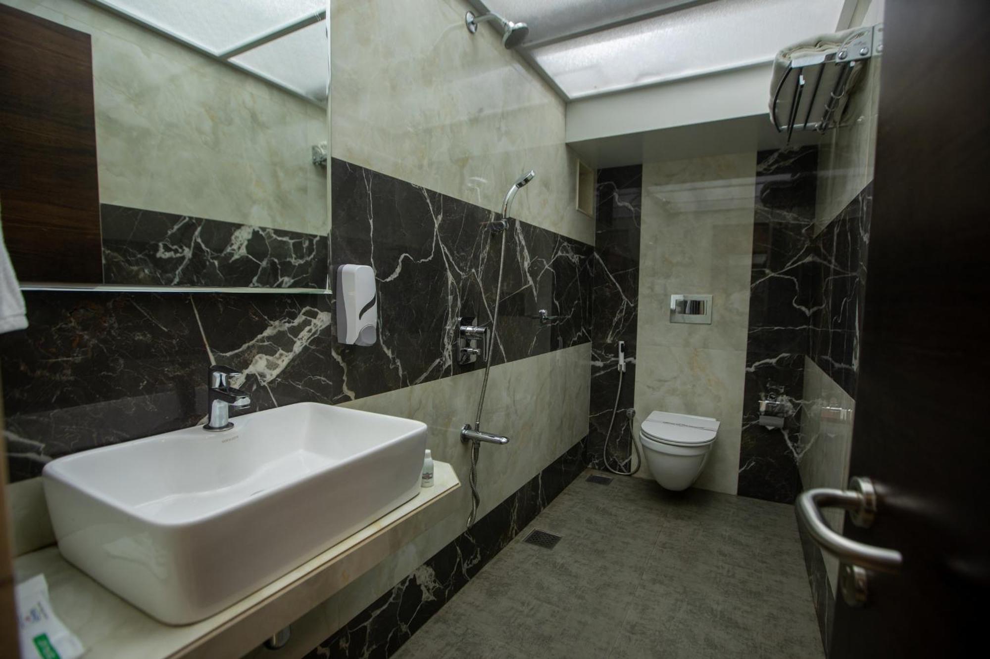Hotel Naaz Executive Βομβάη Εξωτερικό φωτογραφία